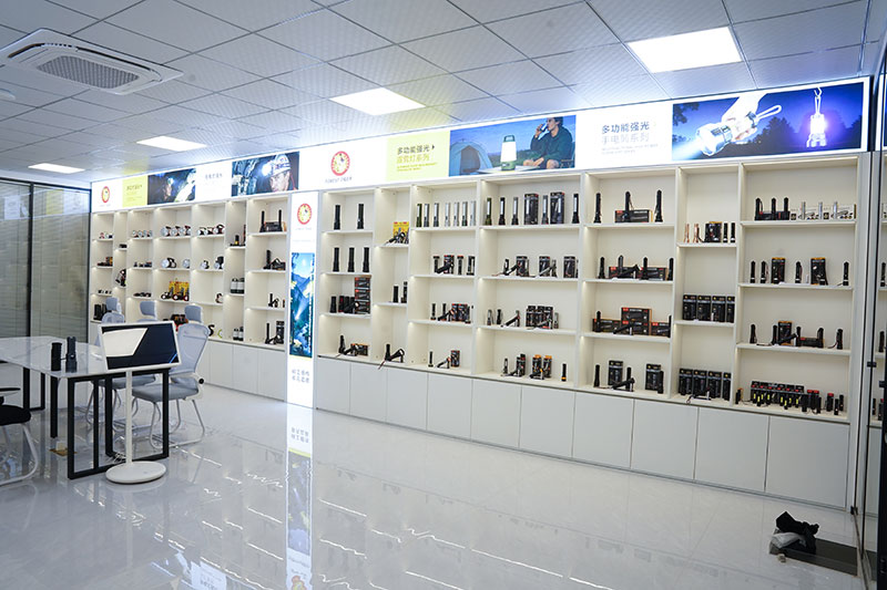 Kepiye Pilih Produsen Senter LED China sing Bisa Dipercaya kanggo Proyek OEM?